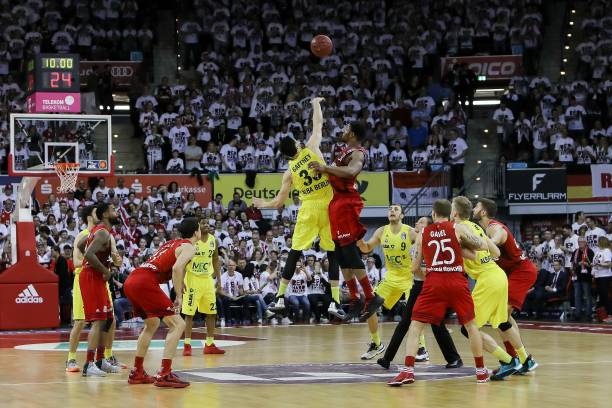 篮球场更加 篮球场更加