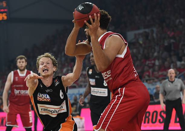 一人擅长进 一人擅长进